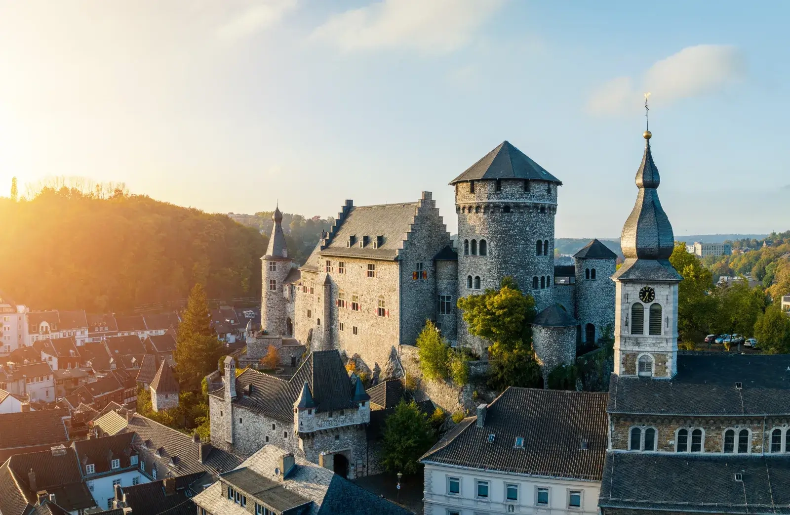 Burg Stolberg aus der Luft bei Sonnenuntergang